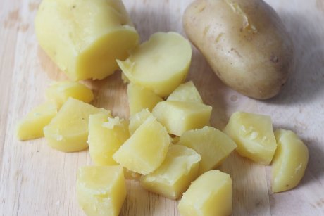 Почему чернеет картошка внутри при хранении или после чистки на воздухе